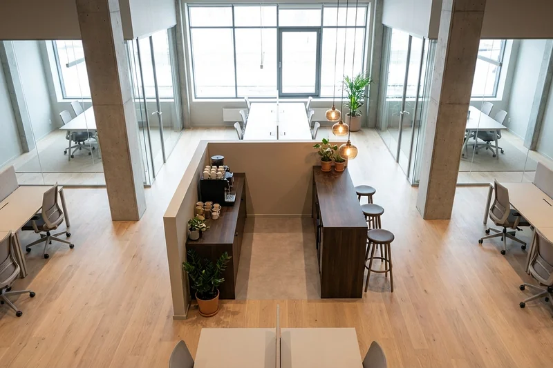 Idealer Standort für eine Kaffee-Ecke: zentral gelegen, gut beleuchtet, separiert von Arbeitsplätzen