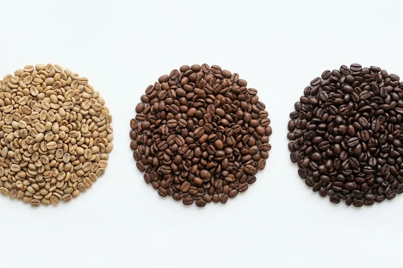 Drei Röstgrade im Vergleich: helle, mittlere und dunkle Röstung nebeneinander