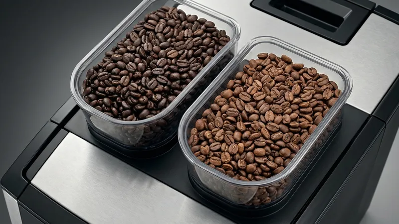 Zwei Bohnenbehälter mit unterschiedlichen Kaffeebohnen von oben